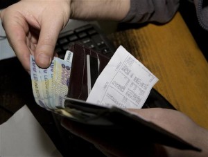 Scadenţa creditelor luate cu buletinul - Gălăţenii abia îşi mai pot plăti ratele în valută