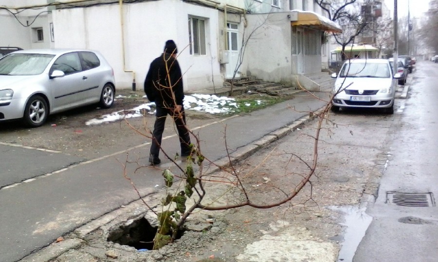 UPDATE/ De ce NU AU ASTUPAT autorităţile gălăţene GROPILE răsărite prin oraş înainte de NINSOARE (FOTO)