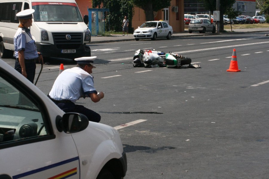 UPDATE/ O motocicletă a fost spulberată de un microbuz pe strada Oţelarilor. Iată concluziile poliţiştilor (FOTO)