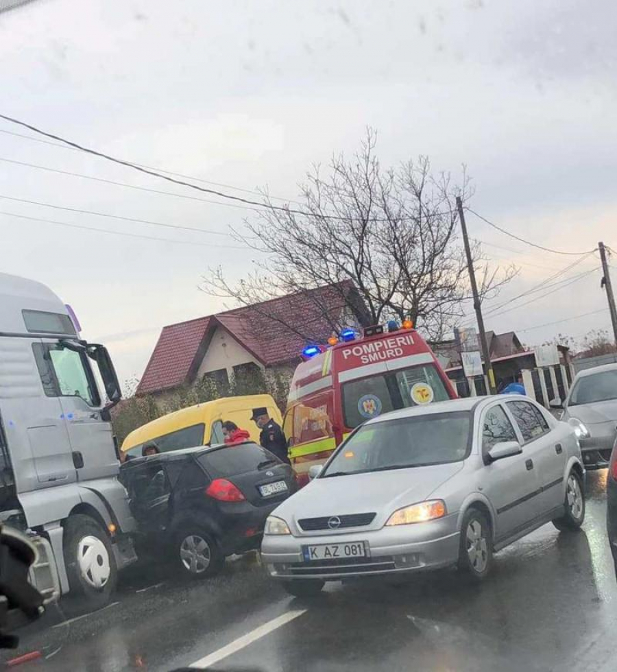 Două mașini și un tir, impact pe DN 26