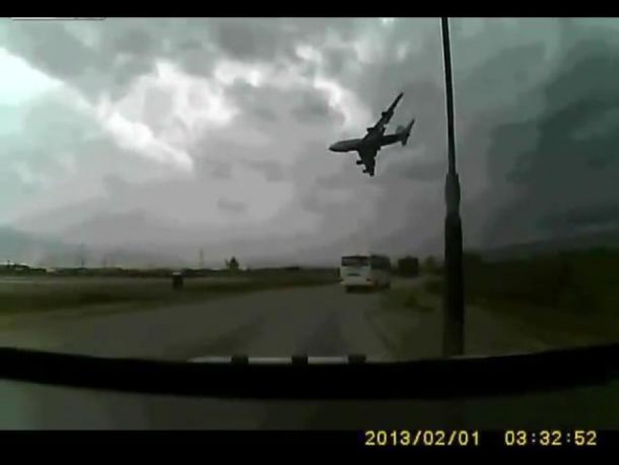 VIDEO / Prăbuşirea avionului-cargo Boeing 747, în Afganistan, surprinsă într-o înregistrare