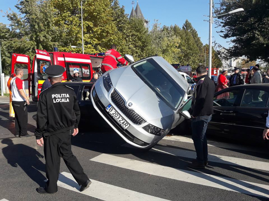 ACCIDENT SPECTACULOS în Galaţi. Trei maşini s-au ”încălecat” într-o intersecţie | VIDEO