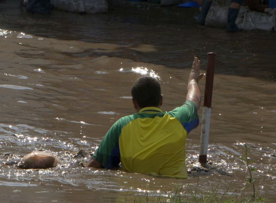 UPDATE / O nouă viitură se apropie de comuna Cudalbi. Localitatea Valea Mărului este evacuată 