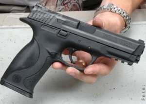 Vizavi de Poliţie se vând arme legale