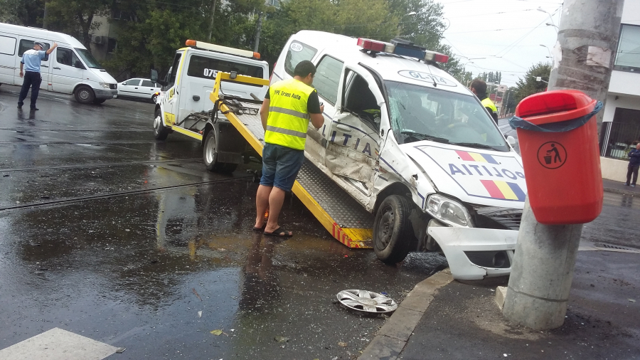 O autospecială de la Rutieră, LOVITĂ de un alt autoturism. Un poliţist a fost RĂNIT