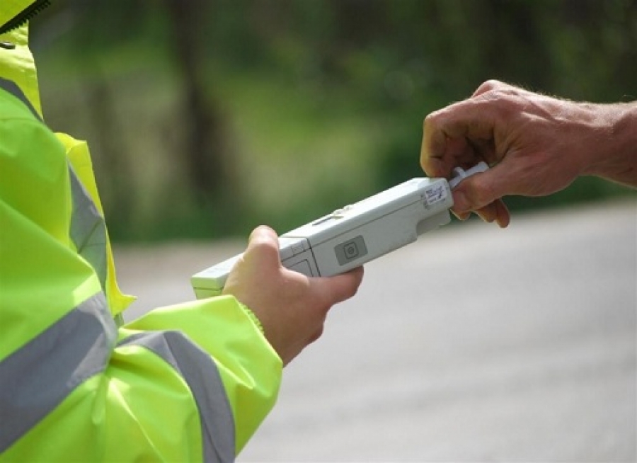 Alcoolul la volan deschide drumul către puşcărie! Doi şoferi beţi au fost prinşi în trafic