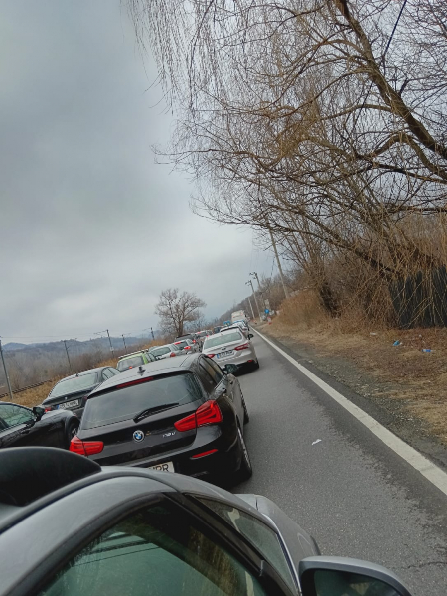Blocaje în trafic pe Valea Prahovei. Toţi românii vor în vacanţa de schi