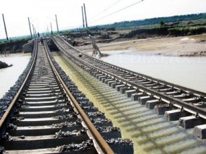 Circulaţia feroviară între staţiile Târgu Bujor şi Folteşti, închisă din cauza inundaţiilor