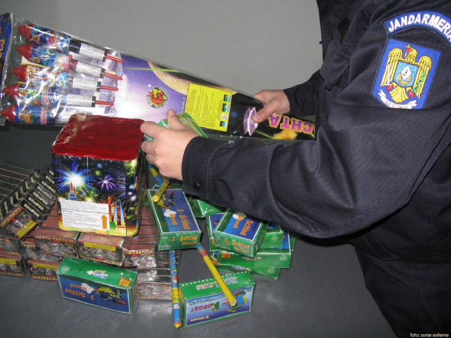 Tone de artificii au ”pocnit” în depozitele poliţiei