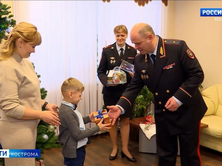 Copil consolat cu un ceas și o mașinuță pentru pierderea tatălui pe front, în Ucraina