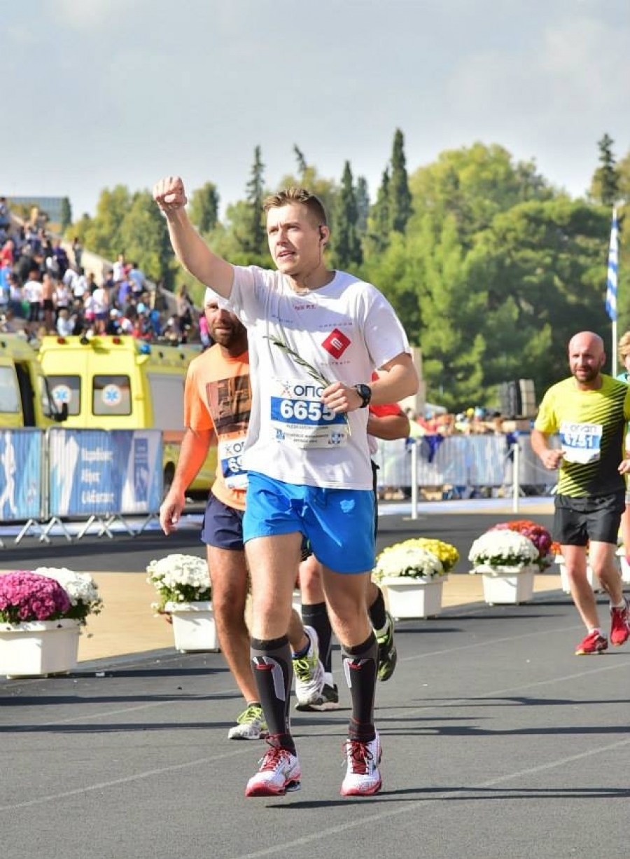 Bibliotecarul-atlet/ Maratonistul din Galaţi care se antrenează printre cărţi