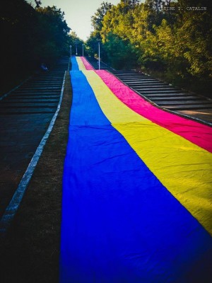 Gălăţenii, &quot;uniţi sub TRICOLOR&quot;/ CEL MAI LUNG steag românesc din istoria oraşului