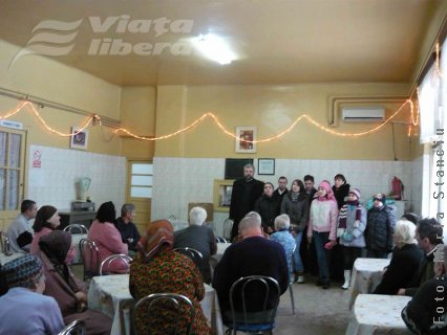 Asistaţii, îmbrăţişaţi de Maica „Precista”