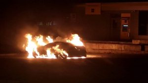Limuzină Mercedes S-Class, distrusă de flăcări, pe strada Brăilei