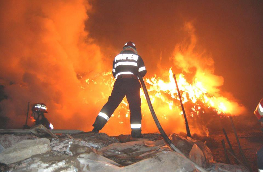 Incendiu violent la un service auto din Galaţi (VIDEO)