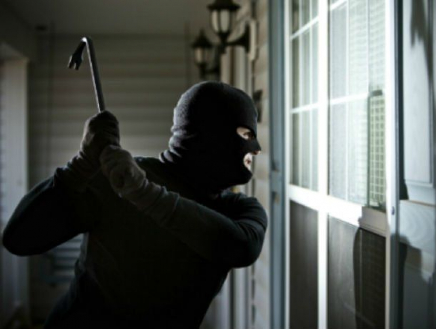 Doi hoţi au intrat pe geam în casa unor bătrâni