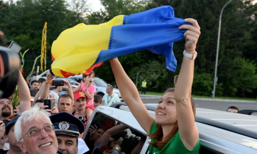 Simona Halep îşi prezintă trofeul de la Wimbledon pe Arena Naţională