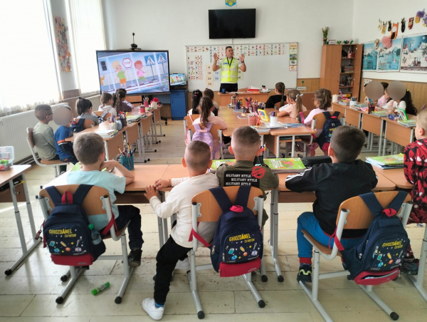 Acțiunile de educație rutieră dedicate elevilor continuă la şcolile din judeţ