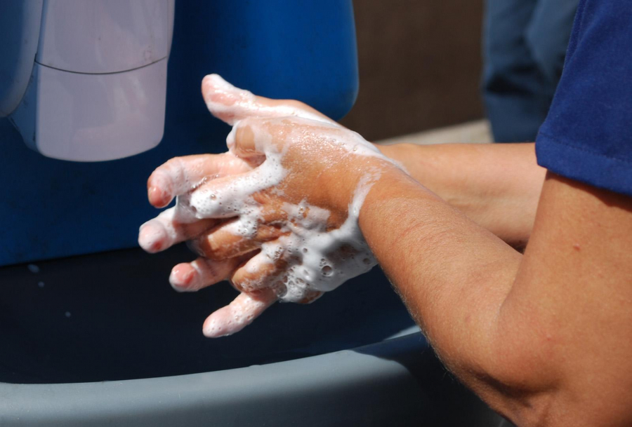 Zeci de gălăţeni, diagnosticaţi cu "boala mâinilor murdare"