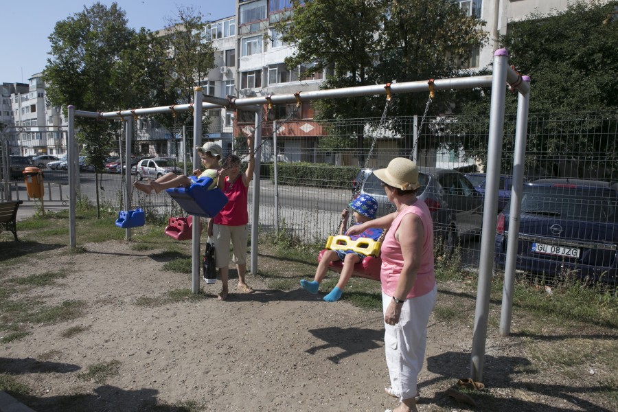 Bălării, soare şi năduf: Copiii sunt expuşi la insolaţii în parcul de joacă