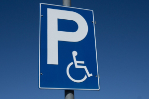 A parcat pe locul destinat persoanelor cu handicap
