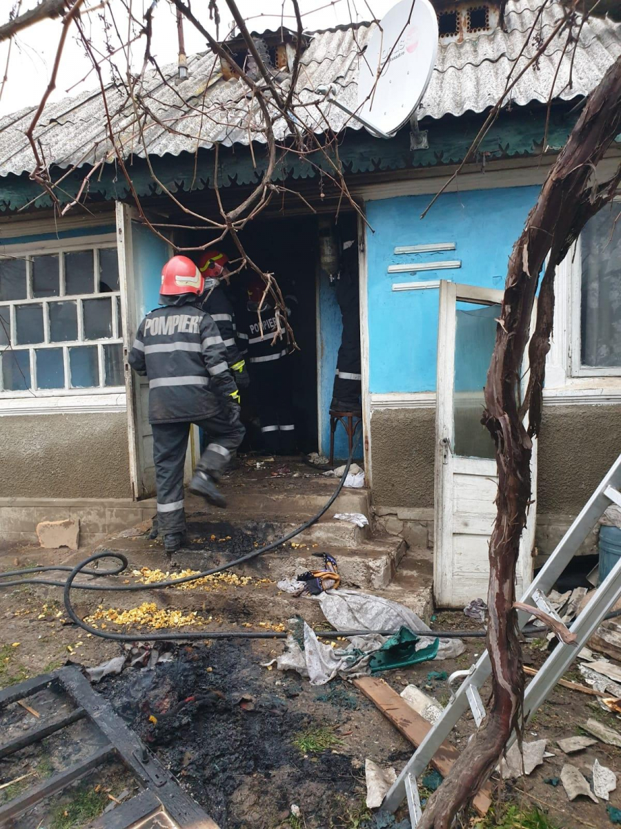 Flăcările au distrus două case şi au luat o viaţă
