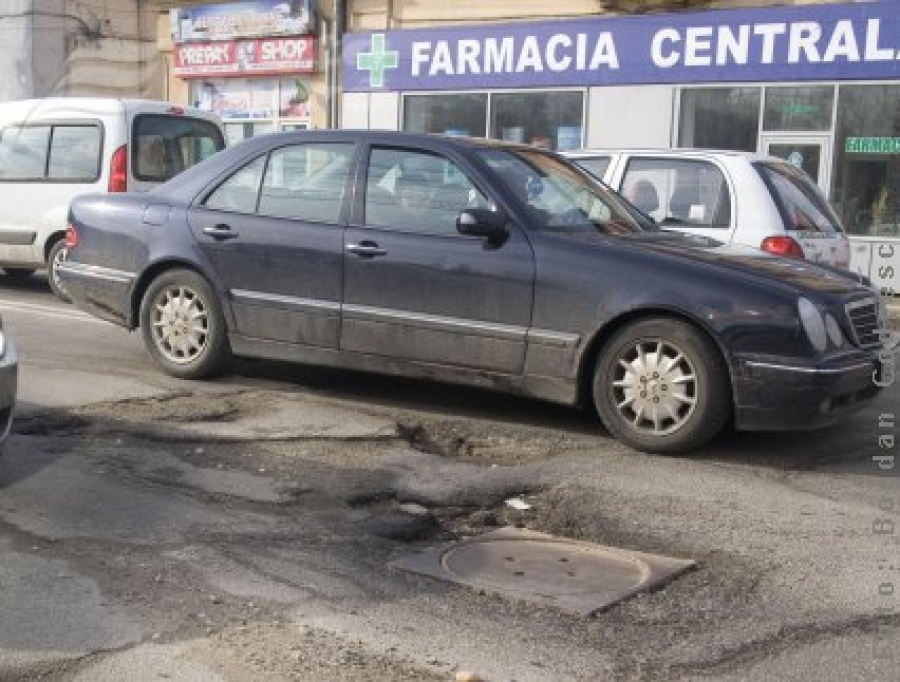 Putem fi despăgubiţi dacă ne-am stricat maşina într-o groapă? 