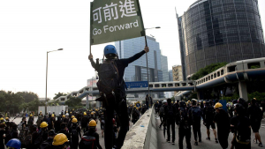 Hong Kong. Noi confruntări între protestatari şi poliţie