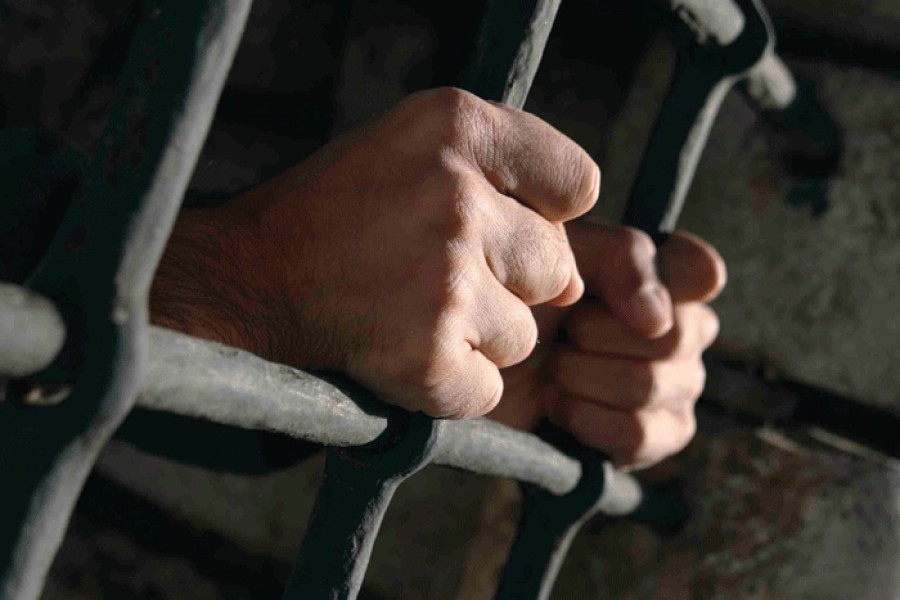 Condamnat la patru ani de închisoare, surprins la plimbare
