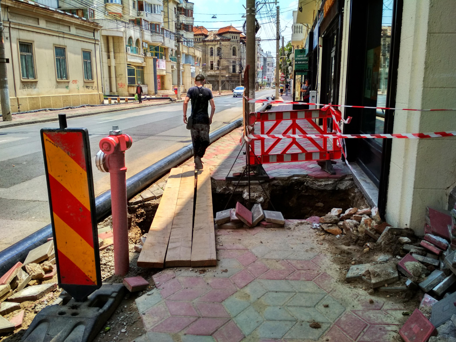 Groapa de care nu mai scăpăm pe strada Domnească (FOTO)