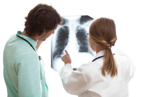 Cancerul pulmonar ucide mai repede în România