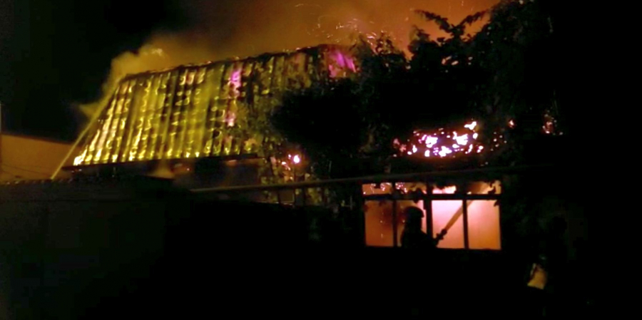 Incendiu violent în centrul orașului. Șase case au ars de la un scurtcircuit (VIDEO)