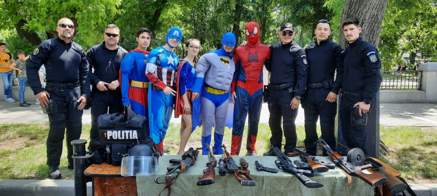 Superman și mascații de la Poliție s-au duelat în parc