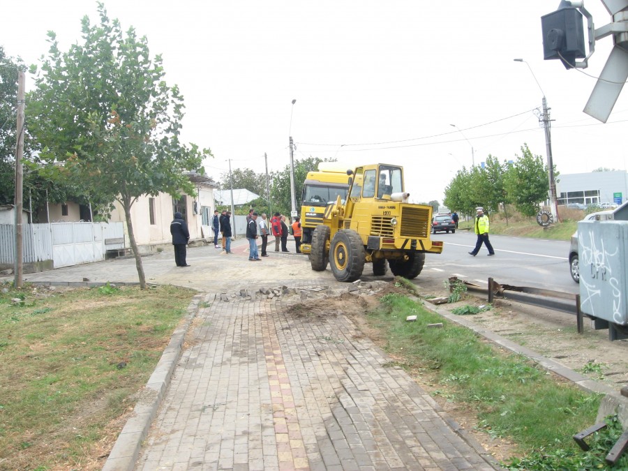 FOTO/ La un pas de TRAGEDIE din cauza oboselii! ACCIDENT cu un TIR pe CALEA FERATĂ