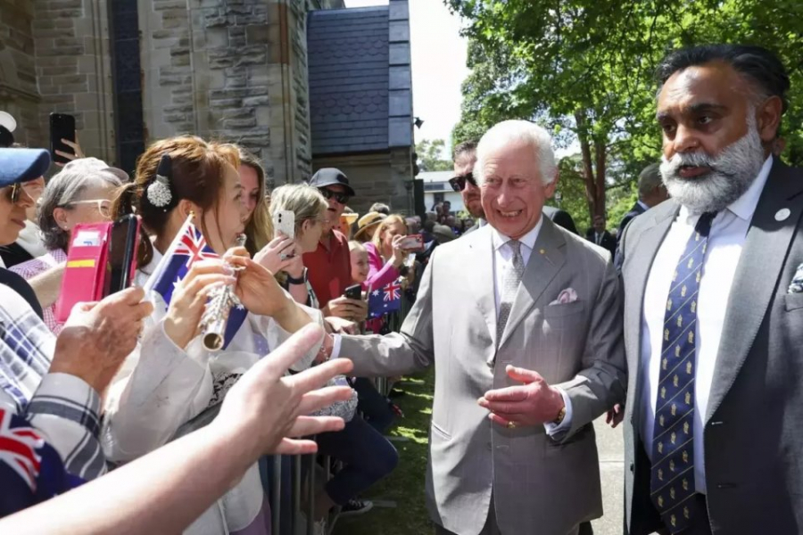 Regele Charles al III-lea își reia călătoriile