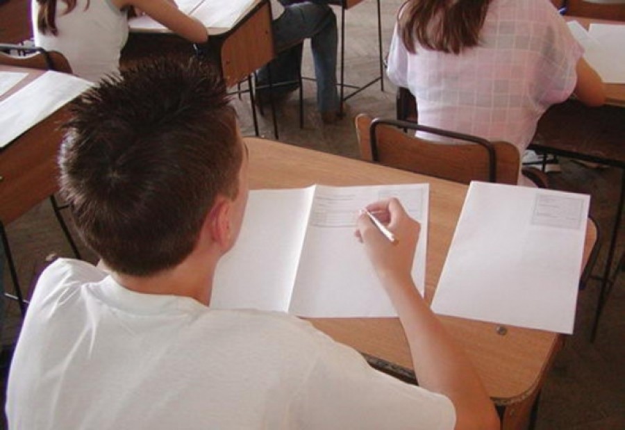 Cei peste 4.410 elevi de clasa a VIII-a, la EVALUAREA naţională la MATEMATICĂ