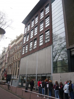 La pas prin Amsterdam. Casa Annei Frank sau muzeul unui jurnal