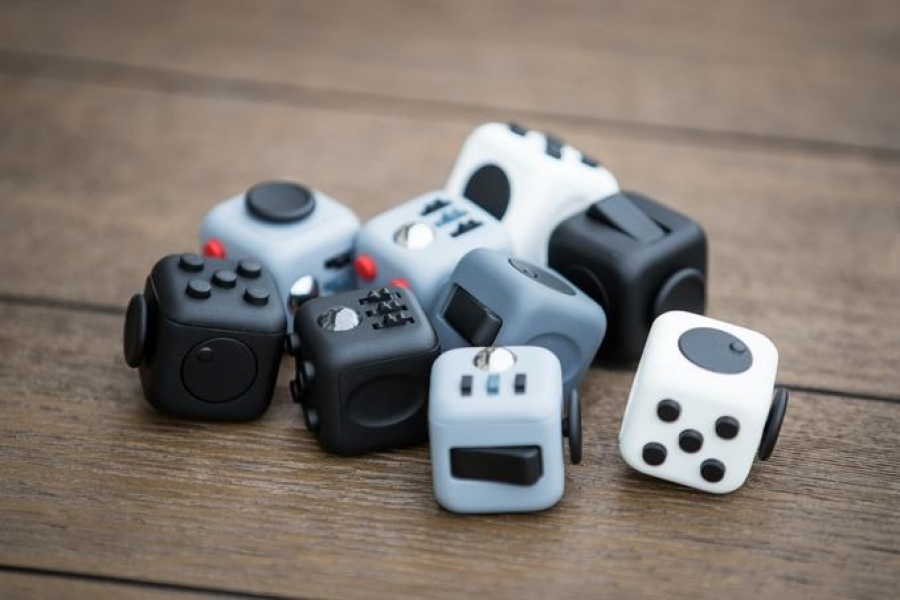 Fidget Cube, jucăria care te scapă de stres