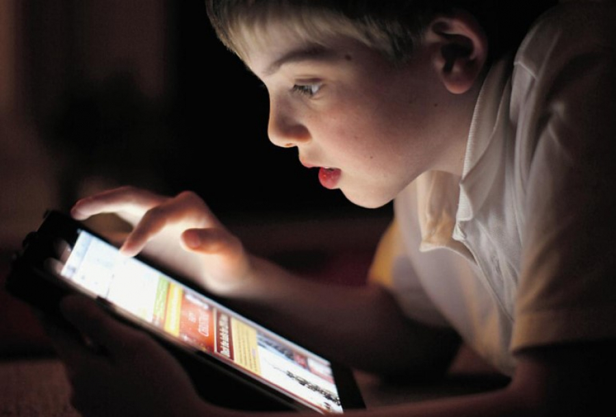 Cum ferim copilul de riscurile internetului