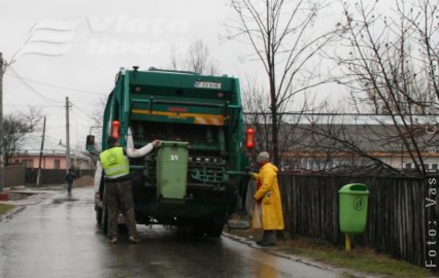 La Munteni, gunoiul se joacă la două capete