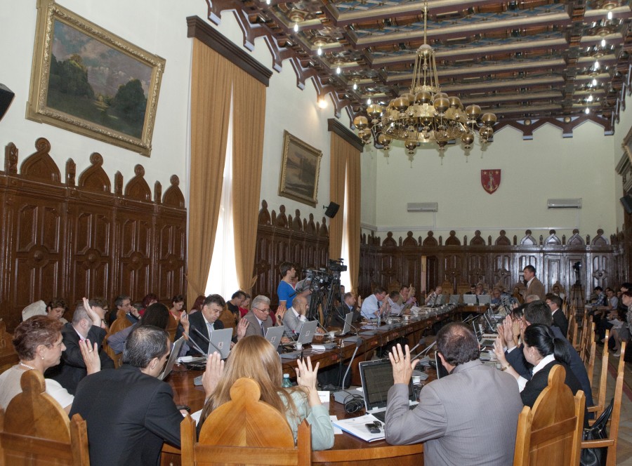 Şedinţă solemnă ca la biserică: CJ a împărţit bani ca la pomană