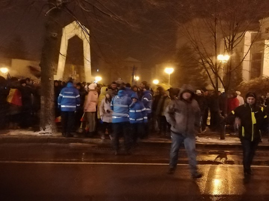 Protest la Galaţi. Aproximativ 1000 de gălăţeni scandează împotriva PSD