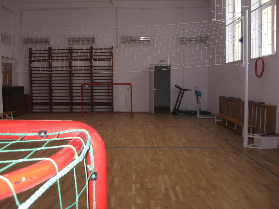 Sală de sport renovată pentru elevii de la Mehedinţi
