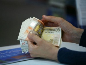 Tânăra care a ţepuit un belgian rămâne sub control judiciar