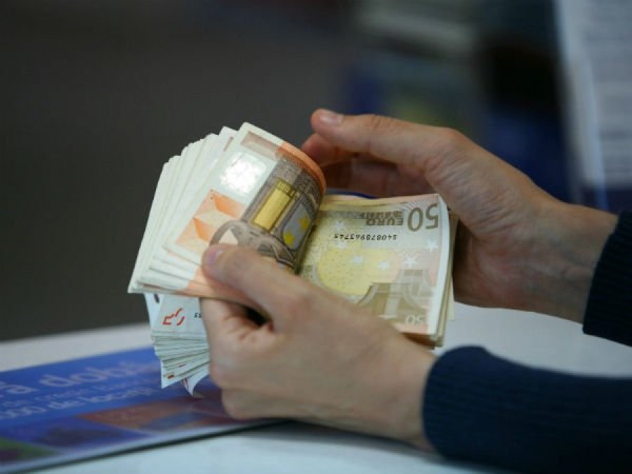 Tânăra care a ţepuit un belgian rămâne sub control judiciar