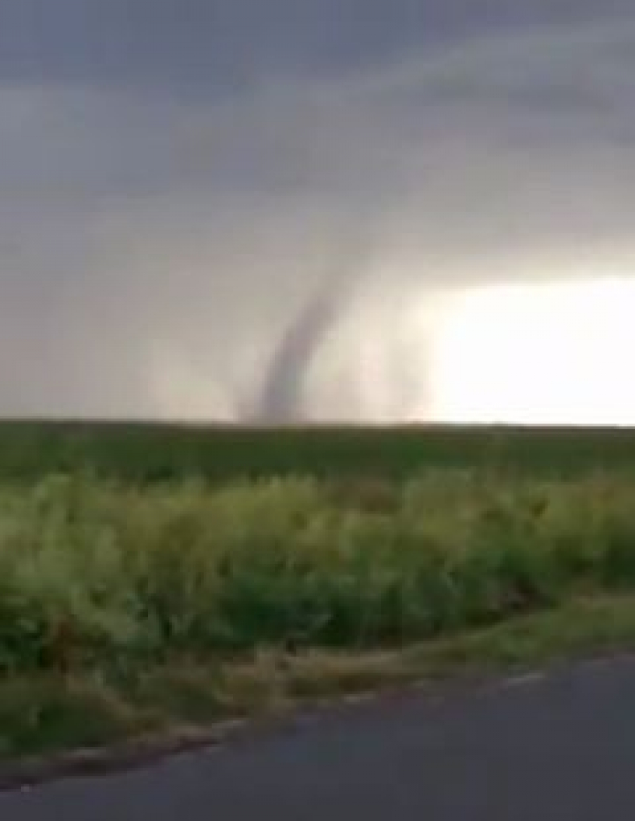 Tornade, curți și drumuri inundate în județul Galați (FOTO și VIDEO)