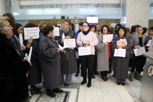 PROTEST SPONTAN la Palatul de Justiţie | Grefierii, nemulţumiţi că lucrează cât pentru trei