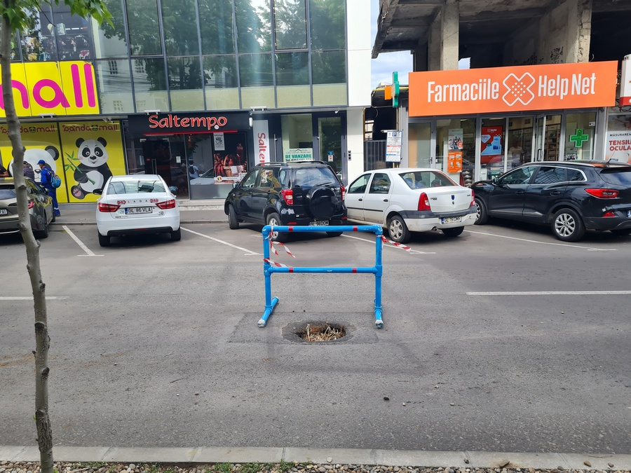 Groapă periculoasă pe strada Saturn