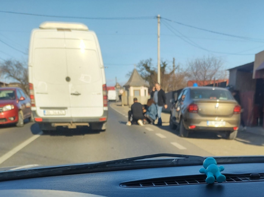 Minor lovit în timp ce traversa strada