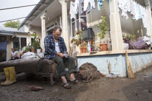 Sinistraţi păcăliţi de firmele de asigurări: Au rămas cu casele dărâmate de la inundaţii